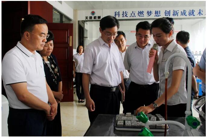 山東省外國專家局副局長杜廣選一行蒞臨天意機械參觀指導